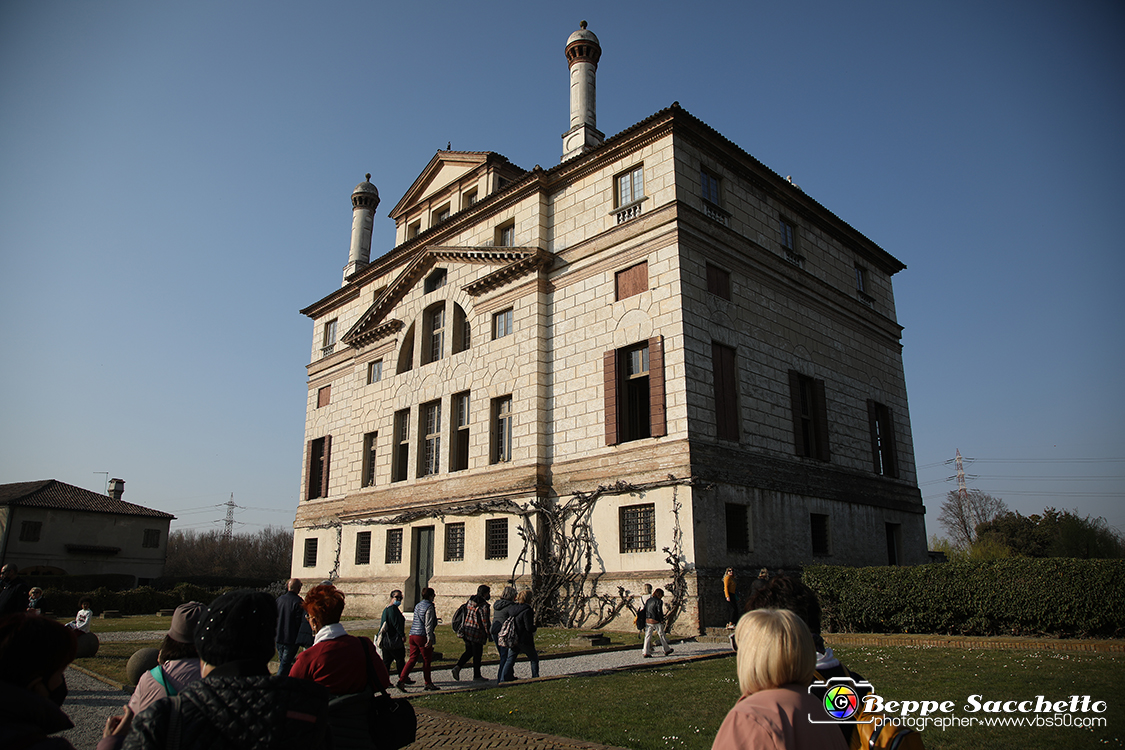 VBS_6945 - Villa Foscari detta La Malcontenta - Mira (Venezia).jpg - VILLA FOSCARI detta LA MALCONTENTA Villa veneta a Mira (Venezia) progettata da Andrea Palladio nel 1559 per i fratelli Nicolò e Alvise Foscari, appartenenti a una delle famiglie più potenti della Repubblica di Venezia. La residenza ha un carattere maestoso e imponente. L'edificio fu voluto da Nicolò Foscari (proprietario della celebre Ca' Foscari sul Canal Grande),